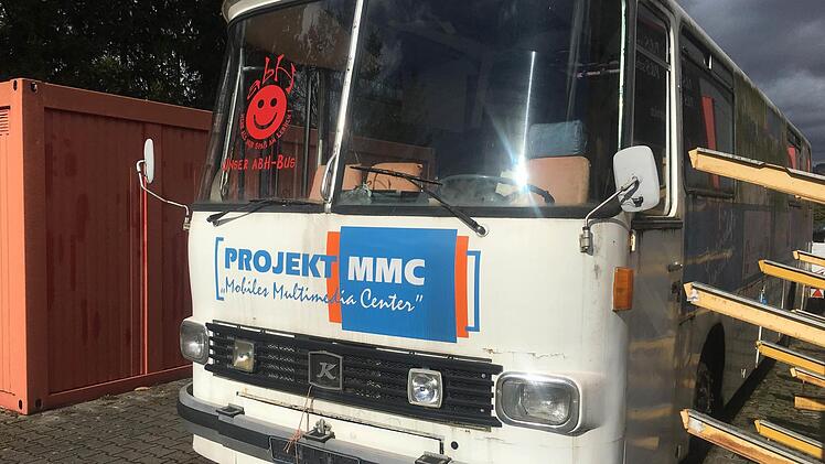 Ob für ihn noch einmal bessere Zeiten kommen? - Ohne Nummernschild steht der Bus aus dem Lichtenfelser Qualifizierungsprojekt auf einem Betriebsgelände in Sonneberg.  Foto: privat