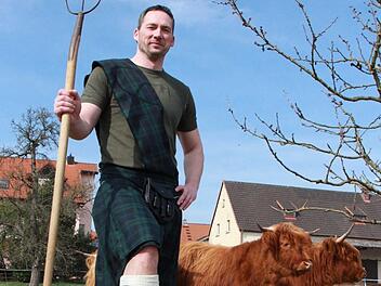 Trockenübung: Maik Schmeller wird im Sommer mit seinen Jungs bei den "1. Höörder Highland Games" zum Wettkampf antreten. Dann kommt es darauf an, einen fünf Kilo schweren Strohsack wie diesen mit der Mistgabel möglichst weit hoch in die Luft zu werfen. Teams können sich jetzt anmelden. Foto: Carmen Schmitt