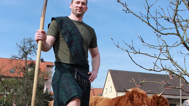 Trockenübung: Maik Schmeller wird im Sommer mit seinen Jungs bei den "1. Höörder Highland Games" zum Wettkampf antreten. Dann kommt es darauf an, einen fünf Kilo schweren Strohsack wie diesen mit der Mistgabel möglichst weit hoch in die Luft zu werfen. Teams können sich jetzt anmelden. Foto: Carmen Schmitt