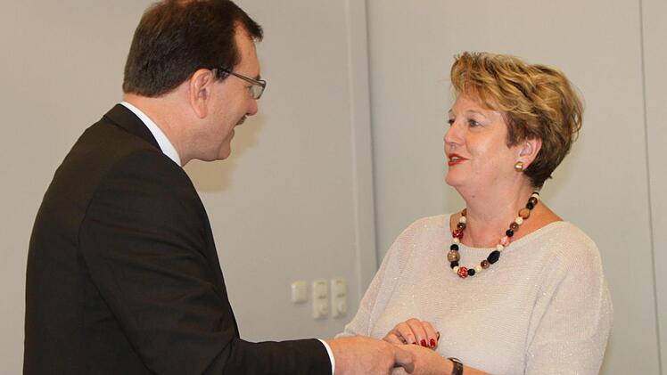 Polizeipräsident Gerhard Kallert überreicht Bürgermeisterin Brigitte Meyerdierks eine Anstecknadel. Foto: Ulrike Müller