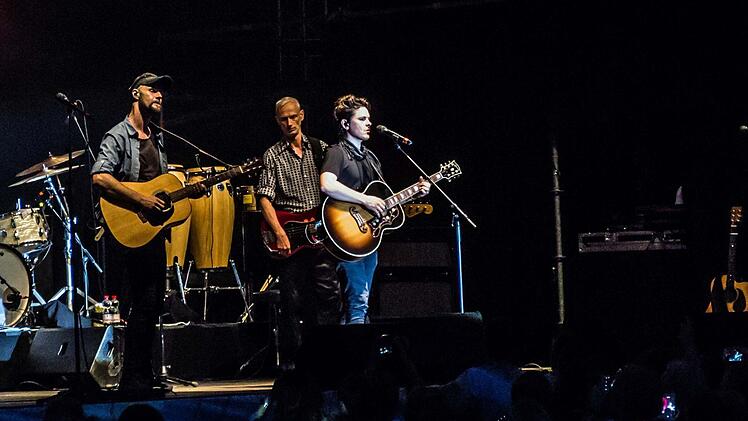 Umjubelter Auftritt: Michael Patrick Kelly fasziniert im ausverkauften Schlosshof von Tambach. Foto: Jochen Berger