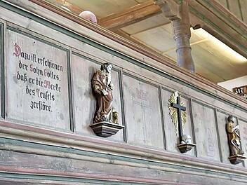 Umfassend renoviert wurde die Heilig-Kreuz-Kirche in Holzhausen. Auch das Innere der Kirche, wie hier die Empore, ist sehr schön geworden.  Fotos: Gerold Snater