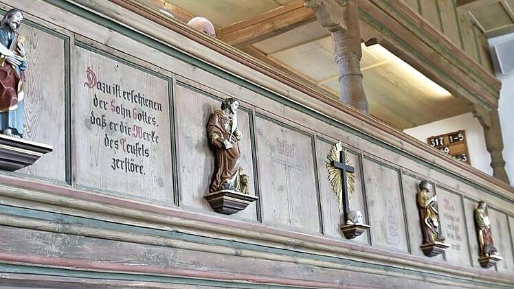 Umfassend renoviert wurde die Heilig-Kreuz-Kirche in Holzhausen. Auch das Innere der Kirche, wie hier die Empore, ist sehr schön geworden.  Fotos: Gerold Snater