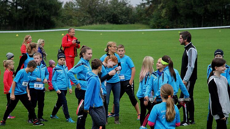 Die starke Truppe der "Zabelstein-Runners" bei letzten Aufwärmübungen vor dem Start