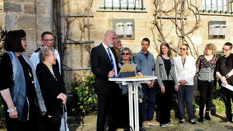 OB Blankenburg stellt die Künstler der Doppelausstellung vor (von links): Silvia Pfister-Stanjek, Wiltrud Kuhfuss, Lothar Gärtner, Wolfgang u. Eva Feichtinger, René Greiner, Ulrike Heim, Romana Kochanowski, Heidi Lauter und Alexander Ruppert. Werner Vogel