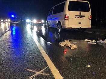 Der VW-Bus erfasste am Freitagnachmittag auf der B 173/B 303 in Marktrodach einen 66-jährigen Fußgänger, der schwer verletzt wurde. Warum er über die Straße lief, ist noch unklar. Foto: Alexander Löffler