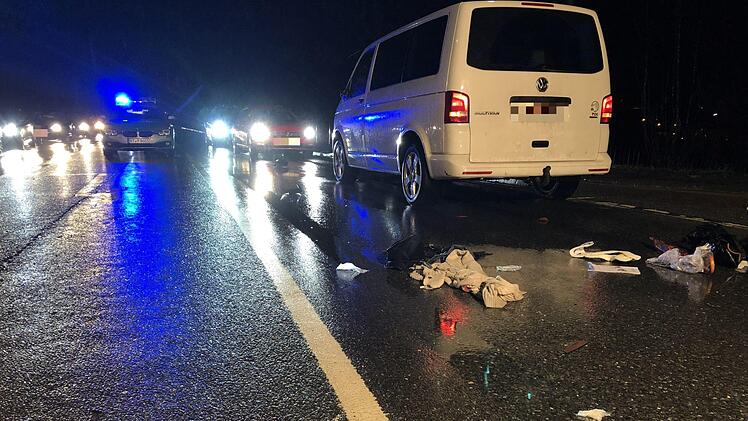 Der VW-Bus erfasste am Freitagnachmittag auf der B 173/B 303 in Marktrodach einen 66-jährigen Fußgänger, der schwer verletzt wurde. Warum er über die Straße lief, ist noch unklar. Foto: Alexander Löffler