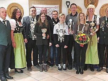 K&ouml;nige und Pokalgewinner mit Vorstand und Sch&uuml;tzenmeister Foto: privat