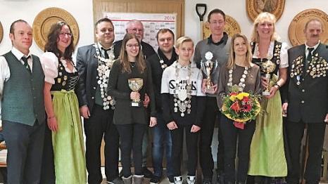 K&ouml;nige und Pokalgewinner mit Vorstand und Sch&uuml;tzenmeister Foto: privat