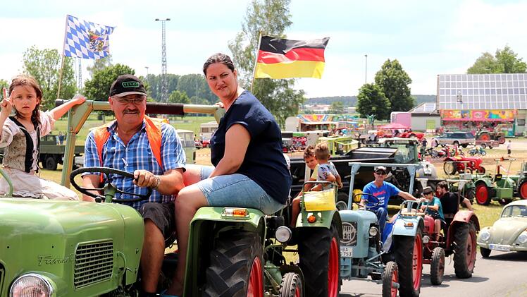 Organisator Hans Marr führte auf seinem Fendt die Oldtimerparade an.    Foto: Johanna Blum