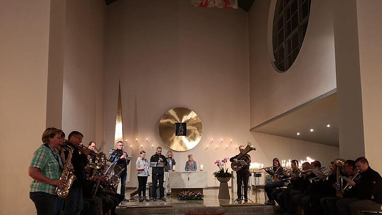 Die Musikkapelle aus Hohenroth spielte nachts um zwei eine Andacht in  der Wallfahrtskirche am Maria Ehrenberg. Marion Eckert