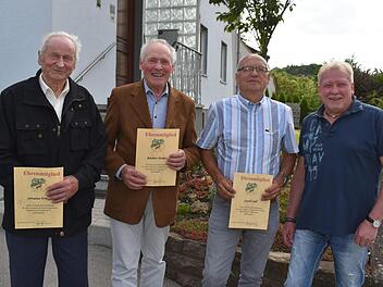 Erwin Servatius, Herbert Reichert, Gerald Seidl und der Vorsitzende des Kleintierzuchtvereins Oerlenbach, Jürgen Günder, stellen sich zum Ehrungsfoto auf.Foto: Andreas Lomb