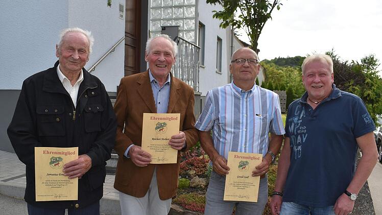 Erwin Servatius, Herbert Reichert, Gerald Seidl und der Vorsitzende des Kleintierzuchtvereins Oerlenbach, Jürgen Günder, stellen sich zum Ehrungsfoto auf.Foto: Andreas Lomb