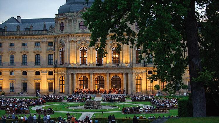 Vor 300 Jahren wurde der Grundstein der Würzburger Residenz (im Bild der Hofgarten) gelegt. Das wird im Mai mit einer Jubiläumswoche groß gefeiert. Foto: FrankenTourismus