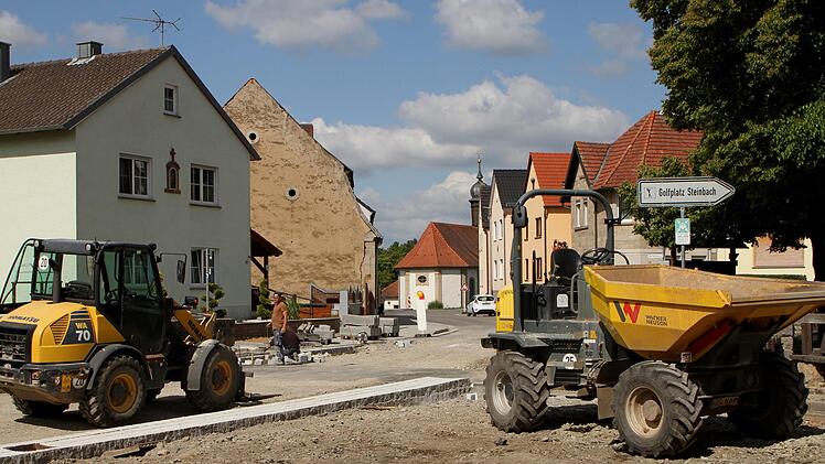 In der nächsten Woche soll die Straße in Schönbach asphaltiert werden. Foto: Günther Geiling
