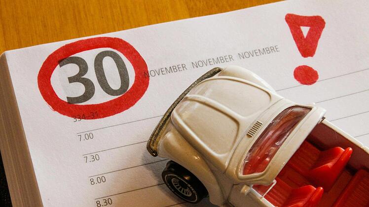 Bis Ende November haben Autofahrer in der Regel Zeit, um ihre bereits bestehende Kfz-Versicherung zu kündigen und zu einer besseren Option zu wechseln. In Ausnahmefällen kann diese Frist aber überschritten werden. Symbolfoto: Teresa Hirschberg