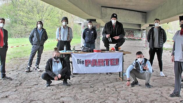 Der Kreisverband der "PARTEI" hat Sonja Johannes (rechts) zur Kanzlerkandidatin gew&auml;hlt.