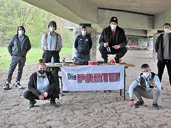 Der Kreisverband der "PARTEI" hat Sonja Johannes (rechts) zur Kanzlerkandidatin gewählt.