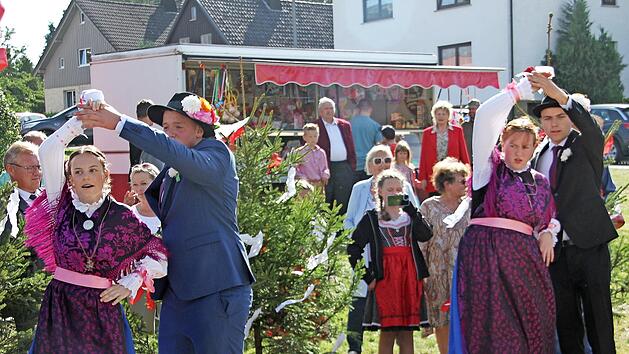 Plantanz und Trachtenumzug gehören zu den Höhepunkten der Hirschfelder Kirchweih.