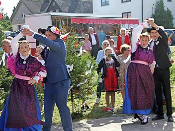 Plantanz und Trachtenumzug gehören zu den Höhepunkten der Hirschfelder Kirchweih.