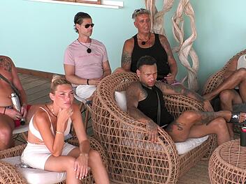 Zusammengekommen, um sich gegenseitig auszubooten: Bei "Kampf der Realitystars" (RTLZWEI) durfte der Meistbietende einen ungeliebten Konkurrenten aus der Sala schmeißen.