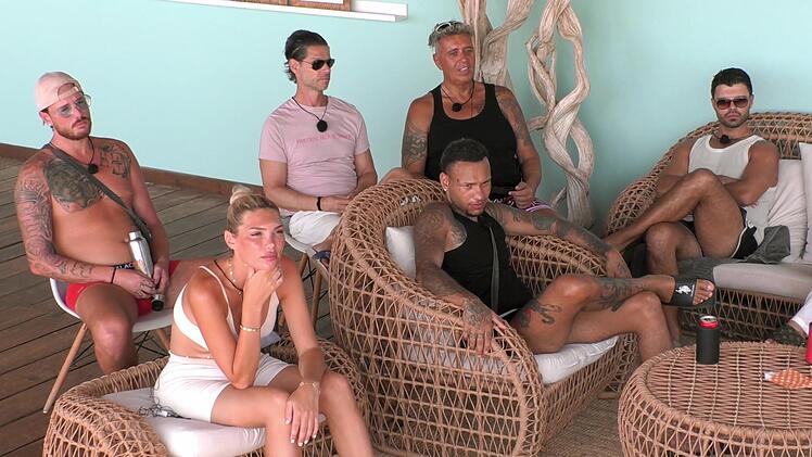 Zusammengekommen, um sich gegenseitig auszubooten: Bei "Kampf der Realitystars" (RTLZWEI) durfte der Meistbietende einen ungeliebten Konkurrenten aus der Sala schmeißen.