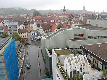 Vom Kaufhof (rechts, mit grauem Dach) könnte eine Verbindung entweder zur Post (links) oder in Richtung Steinweg-Areal (hinten) geschaffen werden. Foto: Oliver Schmidt
