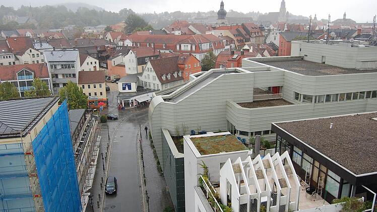 Vom Kaufhof (rechts, mit grauem Dach) könnte eine Verbindung entweder zur Post (links) oder in Richtung Steinweg-Areal (hinten) geschaffen werden. Foto: Oliver Schmidt