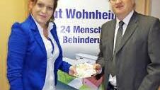 Lisa Detsch überreichte Lebenshilfe-Geschäftsführer Wolfgang Palm eine Spende von 650 Euro, die dem entstehenden Wohnheim zugutekommt.  Foto: Schülein