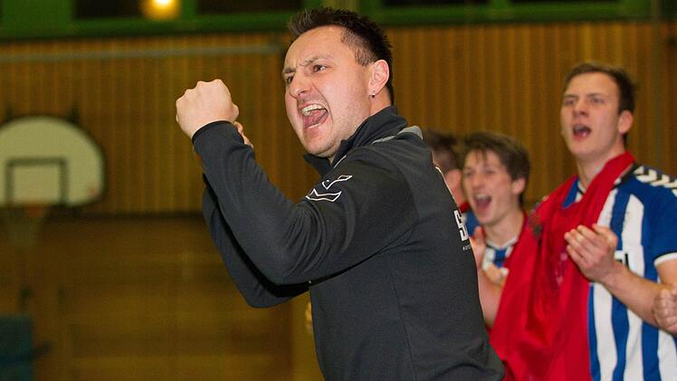 Der Selbitzer Trainer Markus Häßler ballt die Faust, als der Finalsieg für seine SpVgg feststand. Foto: Heinrich Weiß