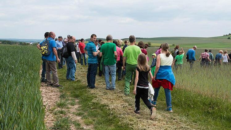 Auf geht's zur Wanderung entlang der Gemarkungsgrenzen von Hetzlos.   Foto: Kunder