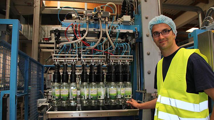 Und ab in den Kasten: Der "Einpacker" greift 36 Flaschen auf einmal. Foto: Ulrike Müller