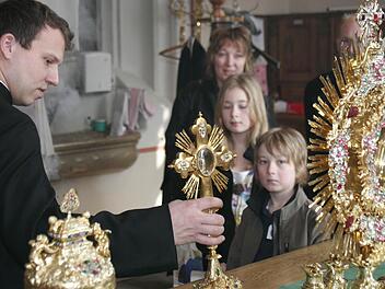 Kinder im Grundschulalter können sich im Dom auf Schatzsuche begeben. Sie werden dabei von Erwachsenen begleitet, die Spannendes zu erzählen wissen. Foto: EOB