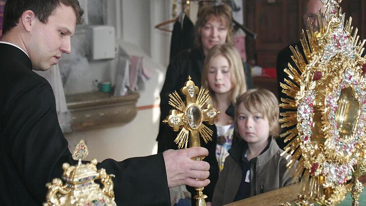 Kinder im Grundschulalter können sich im Dom auf Schatzsuche begeben. Sie werden dabei von Erwachsenen begleitet, die Spannendes zu erzählen wissen. Foto: EOB