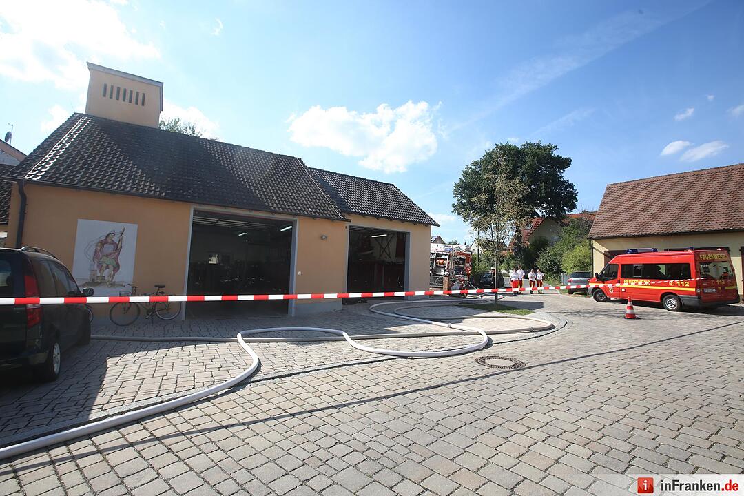 Wohnhaus wird bei Dachstuhlbrand komplett zerstoert