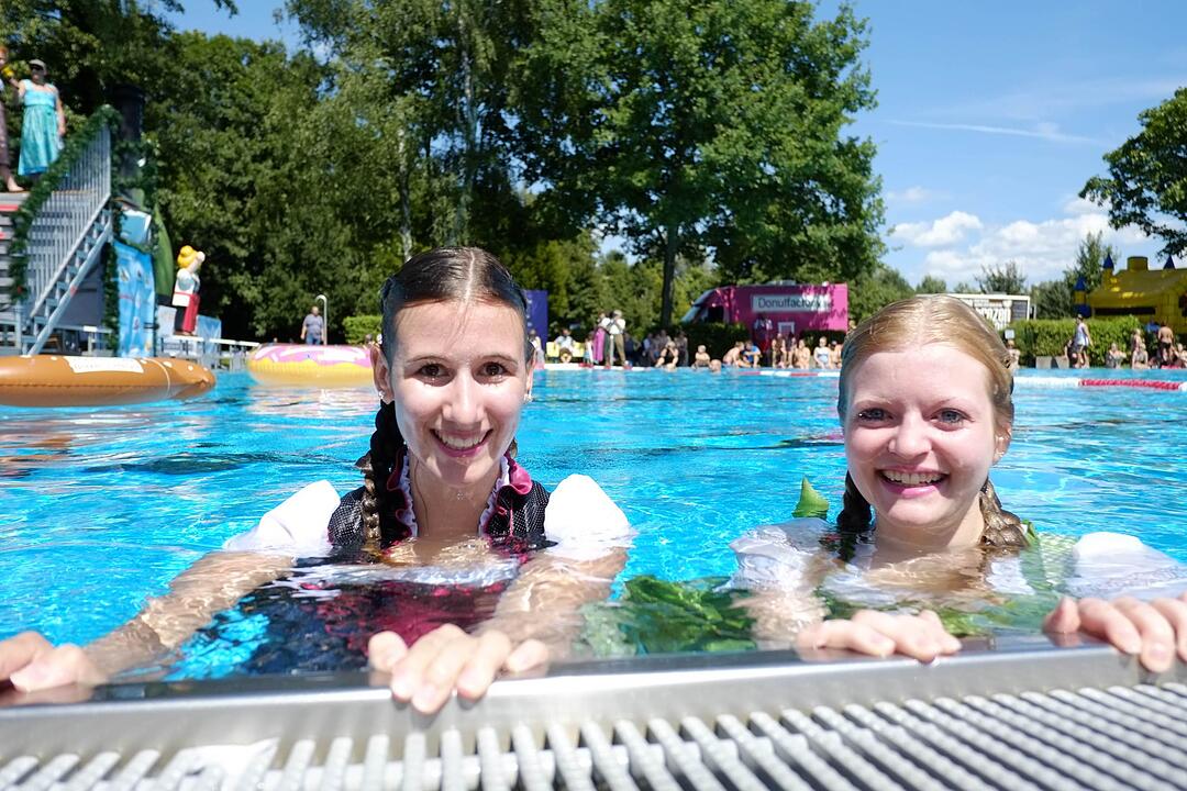 Nürnberg: Dirndl-Flug-WM - mit Tracht ins Wasser