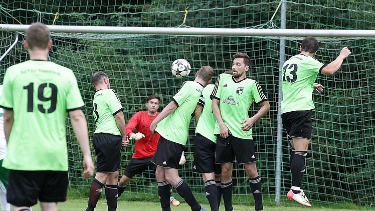 Das 3:0 für den SC 08 durch den Freistoß von Christian Mühlfriedel (nicht im Bild) gegen die Trunstadter Mauer, wobei Torwart Paul Simon keine Chance hatte.