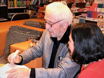 Günther Maria Halmer signierte nach der Lesung in Kulmbach.Werner Reißaus