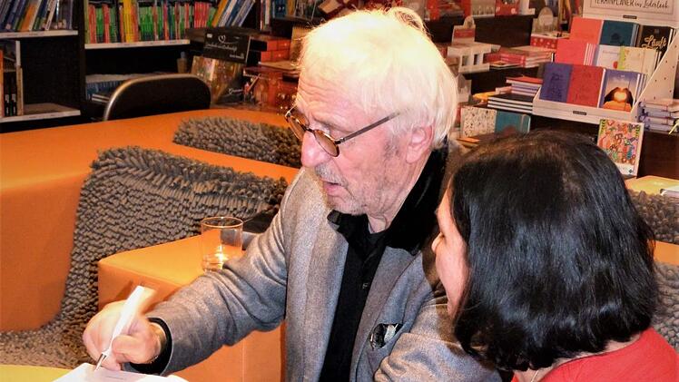 Günther Maria Halmer signierte nach der Lesung in Kulmbach.Werner Reißaus
