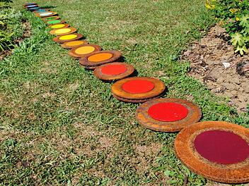 Die Installation von Bettina Schünemann im Thieracher Kunstgarten. Carolin Herrmann