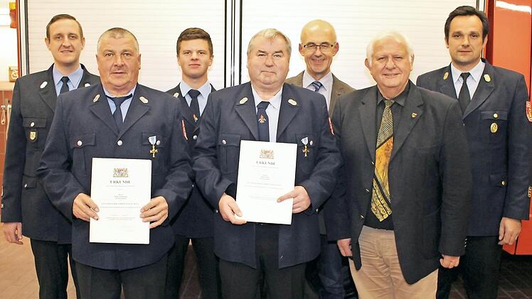 Rainer Kohlmann (v.l. mit Urkunde) und Jürgen Löhr (r. mit Urkunde) wurden mit dem Feuerwehrehrenzeichen für 40 Jahre aktiven Dienst ausgezeichnet. Kommandant Christian Dauer, zweiter Vorsitzender Klaus Pröls, Bürgermeister Jakobus Kötzner, stellvertretender Landrat Hans Pfister und KBI Thomas Renner (v.l.) gratulierten.  Foto: Evi Seeger
