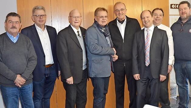 Zahlreiche Gratulanten kam zum 80. Geburtstag von Karl-Herbert Fick: (von links) Richard Rauh (SPD-Fraktionsvorsitzender im Kreistag), Hilmar Pudler, Bürgermeister Wolfgang Beiergrößlein, Karl-Herbert Fick, Ralf Völkl, Uwe Koch, Mario Schmid. Das Bild links zeigt den Jubilar im September 2017. Fotos: K.- H. Hofmann/Veronika Schadeck