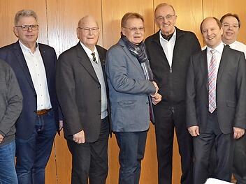 Zahlreiche Gratulanten kam zum 80. Geburtstag von Karl-Herbert Fick: (von links) Richard Rauh (SPD-Fraktionsvorsitzender im Kreistag), Hilmar Pudler, Bürgermeister Wolfgang Beiergrößlein, Karl-Herbert Fick, Ralf Völkl, Uwe Koch, Mario Schmid. Das Bild links zeigt den Jubilar im September 2017. Fotos: K.- H. Hofmann/Veronika Schadeck