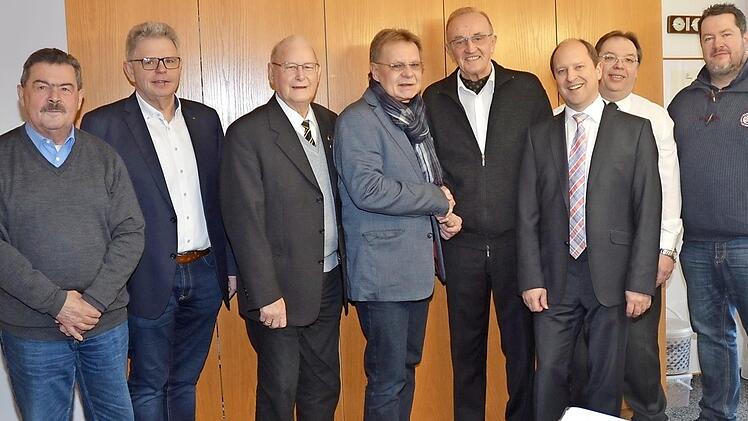Zahlreiche Gratulanten kam zum 80. Geburtstag von Karl-Herbert Fick: (von links) Richard Rauh (SPD-Fraktionsvorsitzender im Kreistag), Hilmar Pudler, Bürgermeister Wolfgang Beiergrößlein, Karl-Herbert Fick, Ralf Völkl, Uwe Koch, Mario Schmid. Das Bild links zeigt den Jubilar im September 2017. Fotos: K.- H. Hofmann/Veronika Schadeck