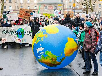 Die Erde muss Luft zum Atmen haben: Demonstrierende Schüler in der Luitpoldstraße alle Fotos: Matthias Hoch