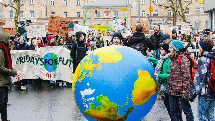 Die Erde muss Luft zum Atmen haben: Demonstrierende Schüler in der Luitpoldstraße alle Fotos: Matthias Hoch