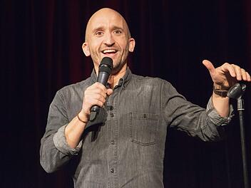 Der Kabarettist Markus Barth wohnt in Köln, steht aber manchmal in seiner Heimatstadt Zeil auf der Bühne, wie am vergangenen Freitag. Viel zu lachen gab es auch im Frühjahr, als er in der ausverkauften Rathaushalle in Haßfurt aufgetreten ist.  Foto: Archiv/Ulrike Langer