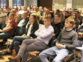 Gut besucht war die Bürgerversammlung für Nackendorf in der Fortuna Kulturfabrik.  Foto: Andreas Dorsch