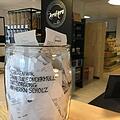 In diesem Glas sammelt der Unverpackt-Laden "ZeroHero" in Fürth Kassenbons, die Kunden nicht mitnehmen wollten. Ende Januar sollen die Kassenzettel dann an Finanzminister Olaf Scholz geschickt werden. Foto: ZeroHero Fürth