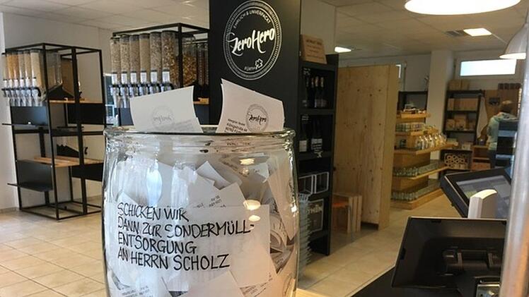 In diesem Glas sammelt der Unverpackt-Laden "ZeroHero" in Fürth Kassenbons, die Kunden nicht mitnehmen wollten. Ende Januar sollen die Kassenzettel dann an Finanzminister Olaf Scholz geschickt werden. Foto: ZeroHero Fürth
